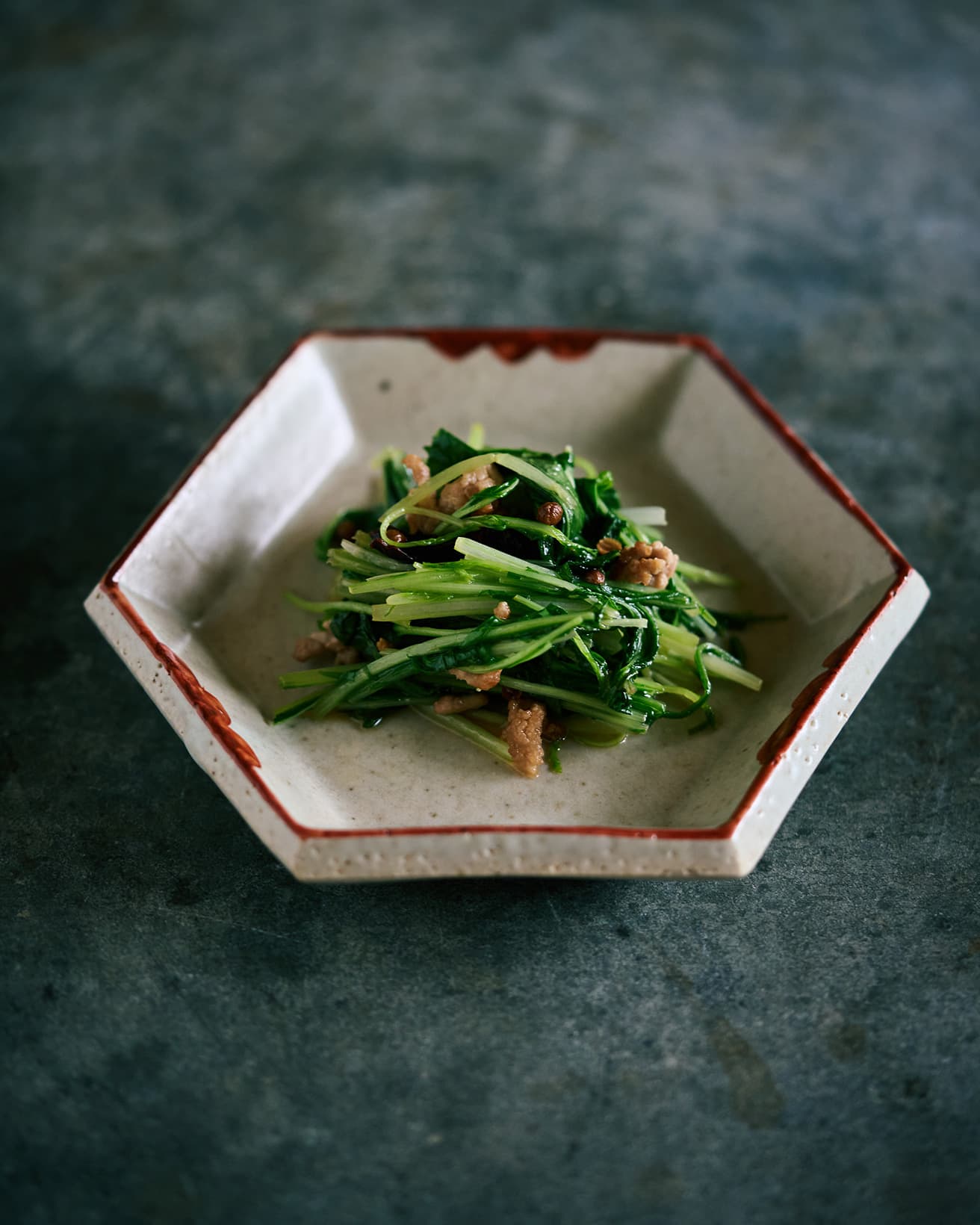 【365日豆皿つまみ】水菜と豚ひき肉のコリアンダー炒め｜12月 冷水希三子の冬野菜＆スパイスつまみ