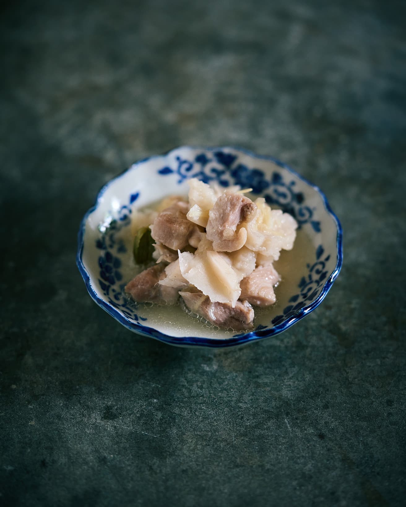 【365日豆皿つまみ】たたきれんこんと鶏のカルダモン煮｜12月 冷水希三子の冬野菜＆スパイスつまみ
