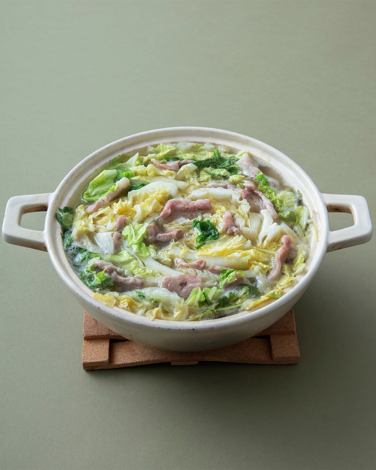 調理の一例、豚バラと白菜を使ったミルフィーユ鍋。