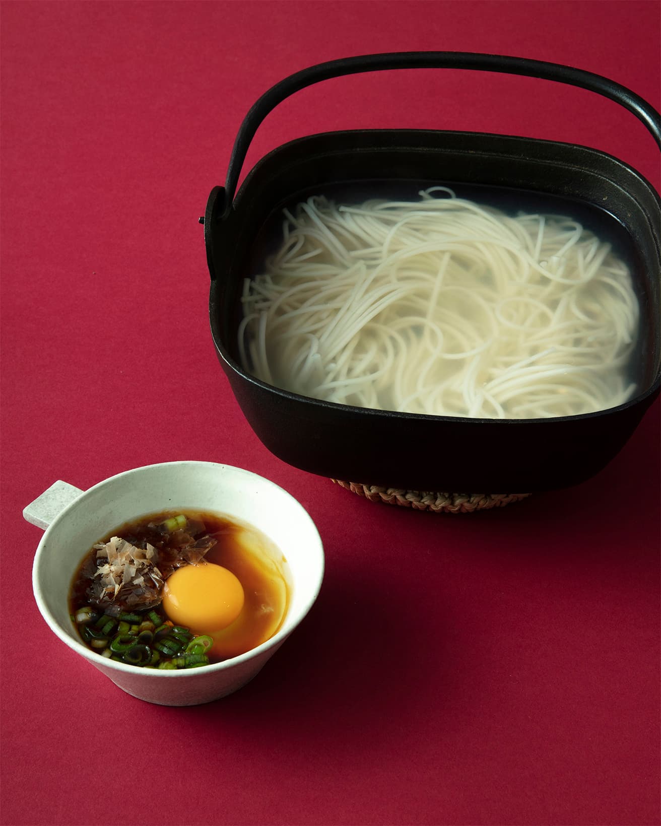 あごダシのつゆに、お好みでネギ、かつお節といった薬味や、生卵を加えて食べるのが格別。