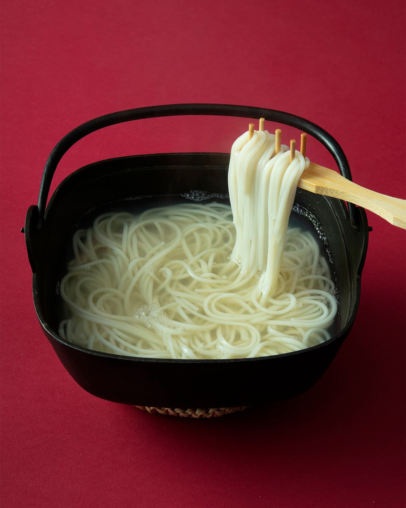 国産小麦を100％使用した手延べ麺をアツアツのうちにどうぞ。