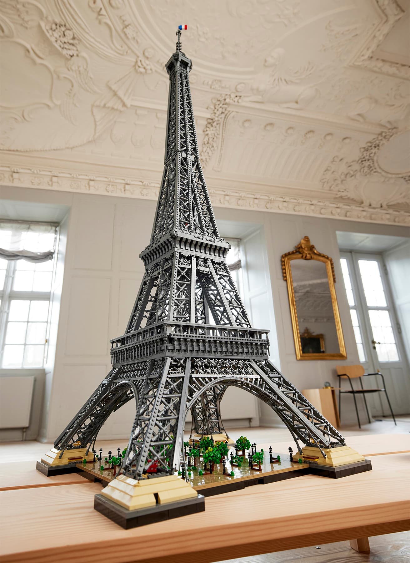 エッフェル塔の建築様式を壮大なスケールで再現した《レゴ®エッフェル塔》74,980円。(c) 2022 The LEGO Group.