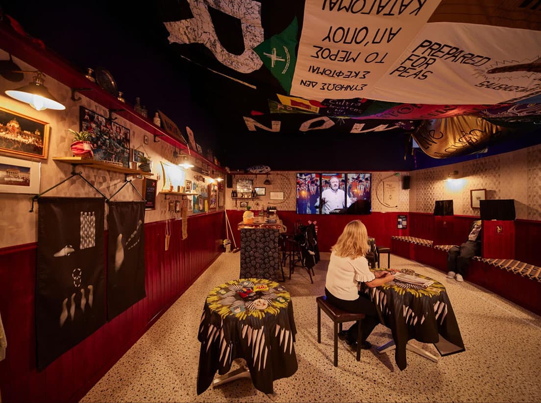 展示会場に再現された地元の無許可パブ《シビン》。photo_David Levene
