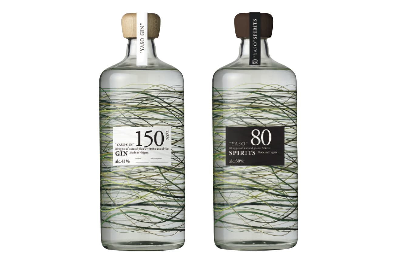 商品の購入も可能。YASO GIN 6,380円（左）、YASO SPIRITS 5,280円（右）。