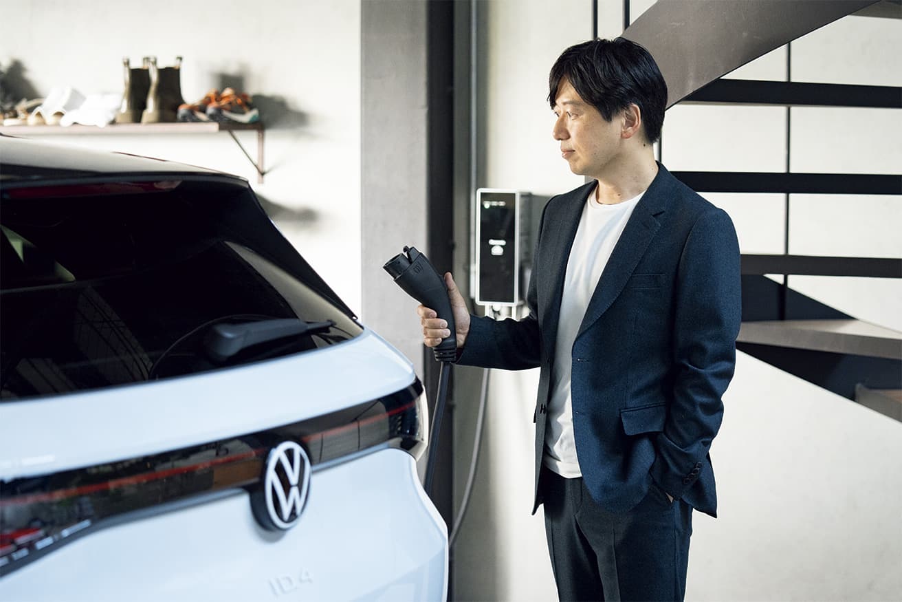 車庫エリアの壁には、世界同一規格のEV急速充電方式CHAdeMOに準拠した充電器を設置。元の工場に引かれていた動力用200V電源配線を流用することができた。