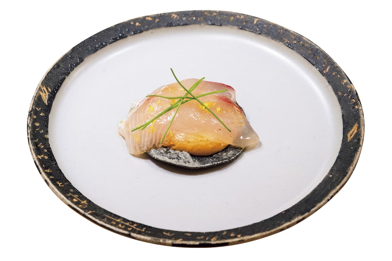 焼津産カンパチにユズの自家製マヨを合わせたトスターダ。メニューはおまかせタコスのみ12,500円〜（サービス料別）。