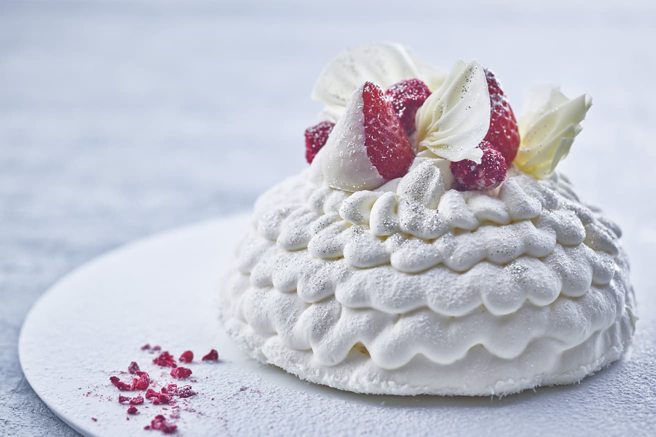 Sparkling Snow Short Cake by ストリングスホテル東京インターコンチネンタル　白銀のモミの木を描写した愛らしいショートケーキ。甘さを極力控え、グランマニエをシロップに使うなど、王道のショートケーキを「お酒にも合う」大人の味わいに仕上げているのもさすが。4号（φ12cm）6,156円、5号（φ15cm）7,452円。TEL 03 5783 1111。