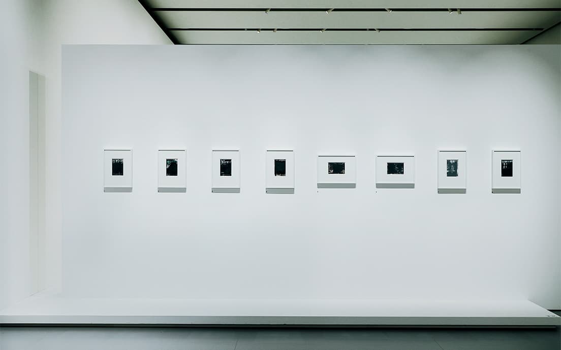 《Grauwald》2008年　カラー写真にエナメル加工ラッカー。2点＝12.3×18.3㎝、6点＝18.3×12.3 ㎝（Courtesy of Fondation Louis Vuitton）。「グレイの森」と名づけられたシリーズは写真の上にラッカーを塗り重ね、被写体である森はほとんど隠れて、それにより、風景がもり立てられ抽象的な抑制が加わり、表現を補完する役割も果たす。