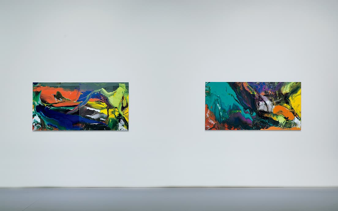 《Flow［933-4］》《Flow［933-6］》2013年　アルディボンド上にマウントされるガラス板の裏面にエナメル。各105×210㎝（Courtesyof Fondation Louis Vuitton）。色とりどりの顔料の上にガラス板を押しつけると色は動き、混ざり合い、抽象の景色が出現。作為や感情を排除した色の世界にガラスの反射で周囲が映り込み、見る者を没入させる。