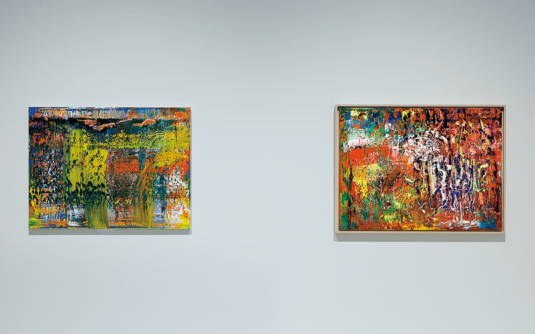 《［940-4］Abstraktes Bild》《［941-7］Abstraktes Bild》2015年　キャンバスに油彩。各92×122㎝（Courtesy of Fondation Louis Vuitton）。今回、世界に先駆けて日本で初公開となった作品。《Strip》に専念していた時期を経て、抽象画へ回帰した比較的新しい作品。何層もの絵の具を重ねたのちにスクイージーで掻き取り、さらに絵の具を重ねてある。