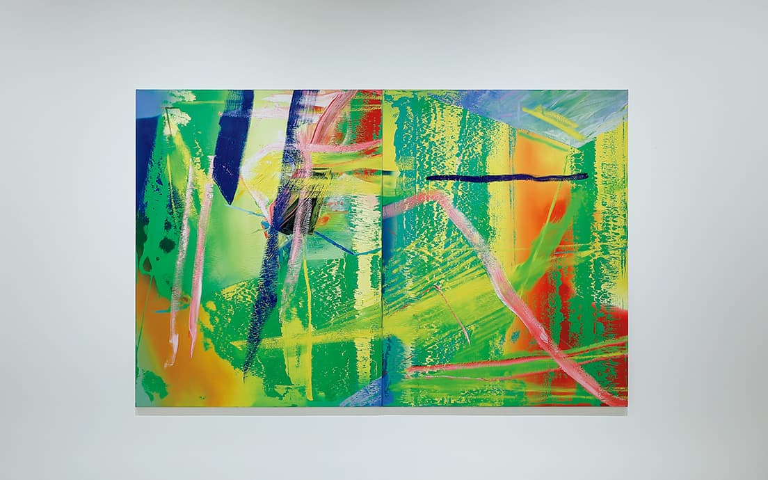 《Lilak》1982年　キャンバスに油彩。2連画 260×400㎝（Courtesy of Fondation Louis Vuitton）。蛍光色を思わせるようなビビッドな色を、絵筆やパレットナイフやブラシなどを駆使して描いた作品。無数のラインや柱、あるいは面が幾何学的に交錯し、複雑に重なり、遠近感の錯覚を起こす。作品の隅に現れるブルーの色は自然主義を援用した空を想わせる。