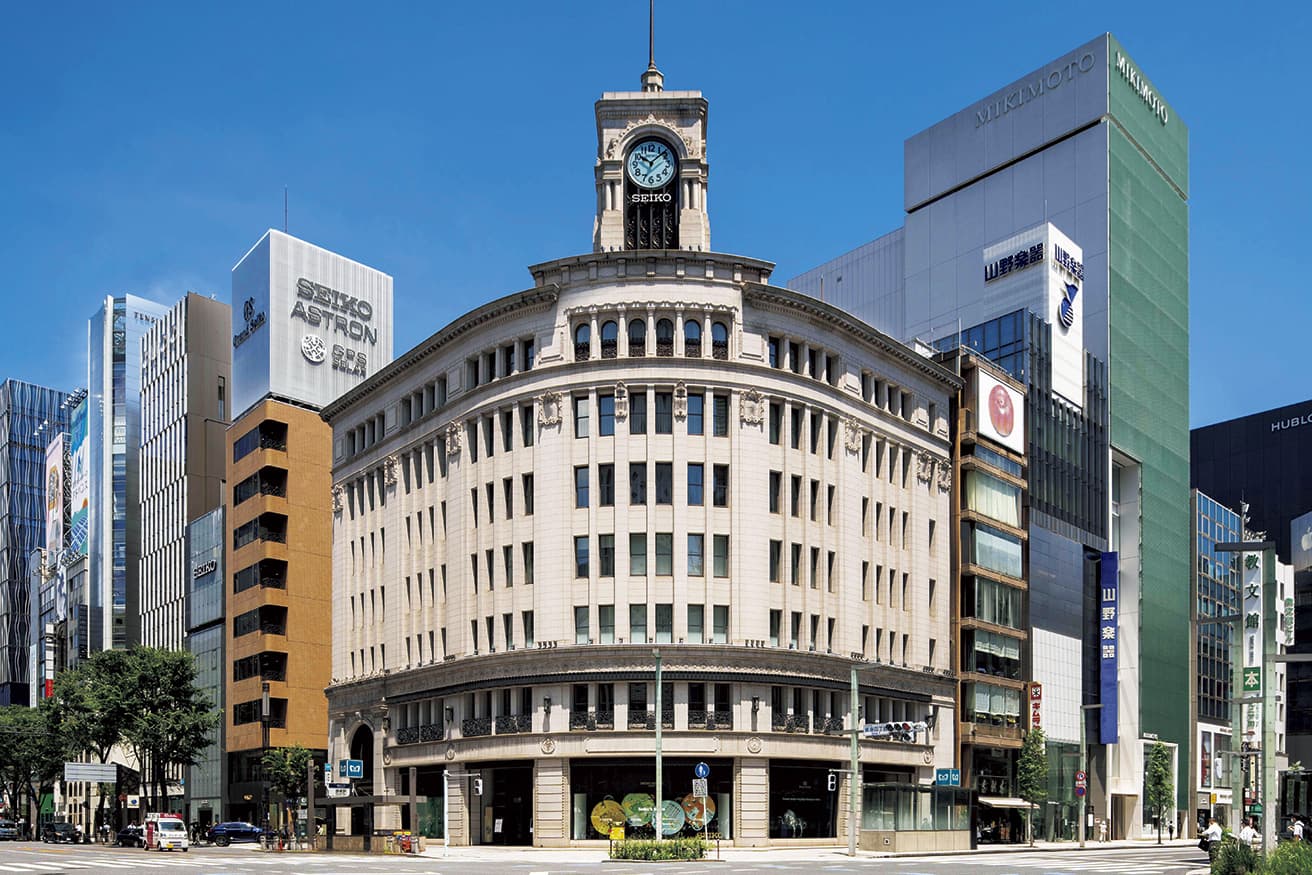 銀座のランドマークとして知られる〈セイコーハウス銀座〉の外壁の一部をインテリアに持ち込んだ。