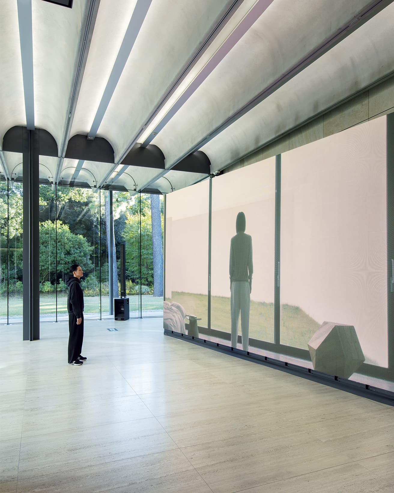 東京都庭園美術館の新館を会場に『Sound/Voice/Contact｜鼓動』を開催した。そこで美術家・映像作家、中村壮志は独自にコンセプトの《ユニセンシャルズ》をひもとき、境界に囚われない美しさをテーマに2点の映像作品で構成した。