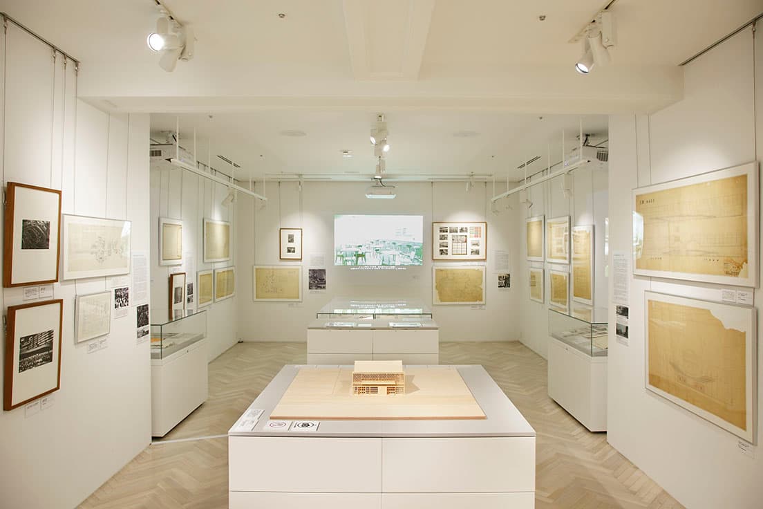 『建築家・坂倉準三と髙島屋の戦後復興』展会場風景。手前の模型はこの展覧会のために作られた〈髙島屋和歌山支店〉模型。展覧会監修の松隈洋がリモートで学生とやりとりしながら制作したコンピュータグラフィックスによる再現も展示されており、現存しない建物を訪れたような気分になれる。