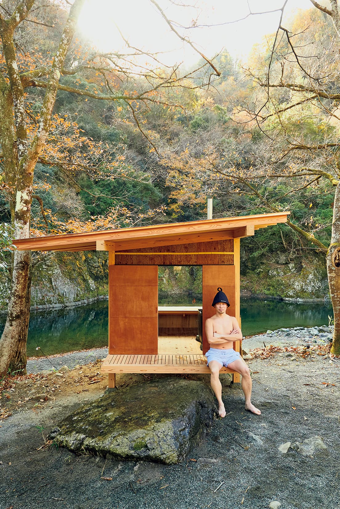 相模湖近くのキャンプ施設〈DAICHI silent river〉に建てた茶室のようなサウナ小屋〈サ室〉。屋根は銅板葺きで壁は杉皮張り。渓流と色づく山を堪能しながらサウナを満喫！