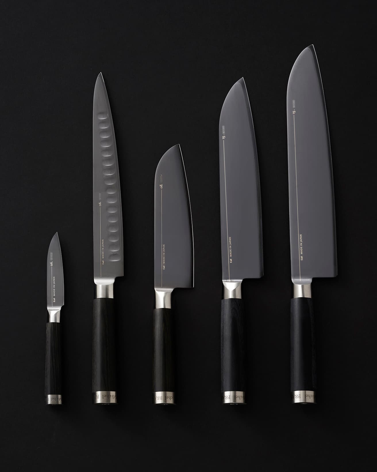 右／大きめの肉をしっかり切る時には《No.6》。刃渡り26.5cm 52,800円。中右／テーブルの上で肉を切り分けるのに適した《No.5》。50,600円。中／野菜の調理には《No.4》。刃渡り16cm 46,200円。中左／ハムやサーモンなど崩れやすい食材を切るのに重宝する《No.3》。刃渡り23cm 48,400円。左／手の延長のように使える小ぶりの《No.1》。刃渡り8cm 30,800円。