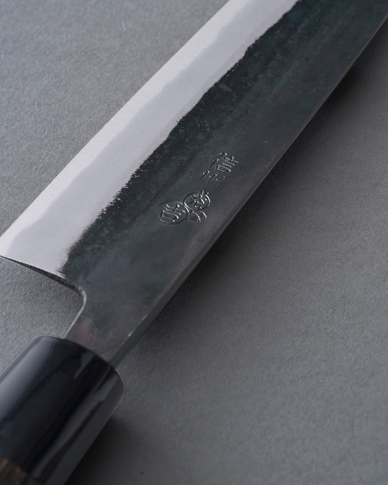鋭い切れ味が長持ちする安来鋼の「青紙2号」を鉄で挟んだ3重構造。使う時にいちばん力がかかる根元を厚くしつつ、持った時に重心が取りやすいよう工夫されている。