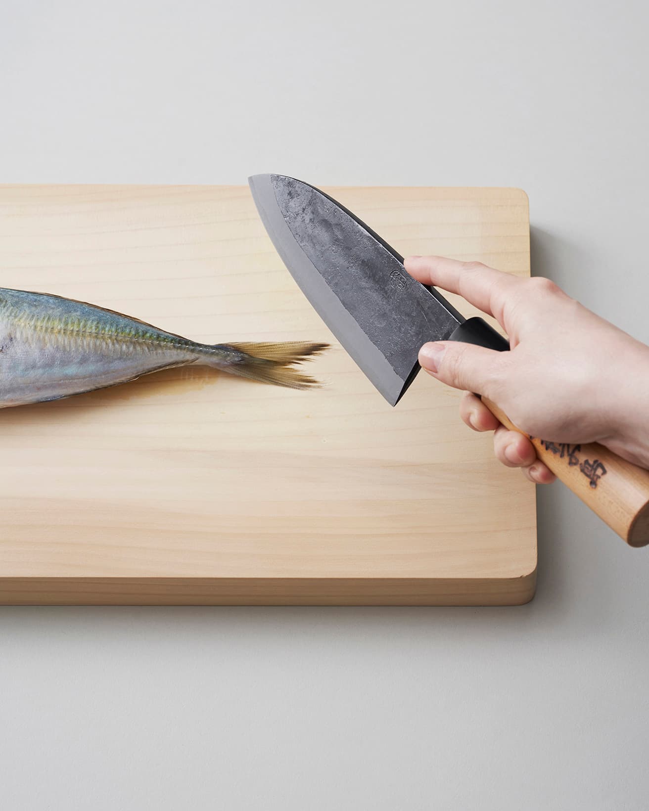 出刃の形は、もともと魚をさばくために生まれたもの。小さな手でも持ちやすく、グッと力を入れやすいのがうれしい。