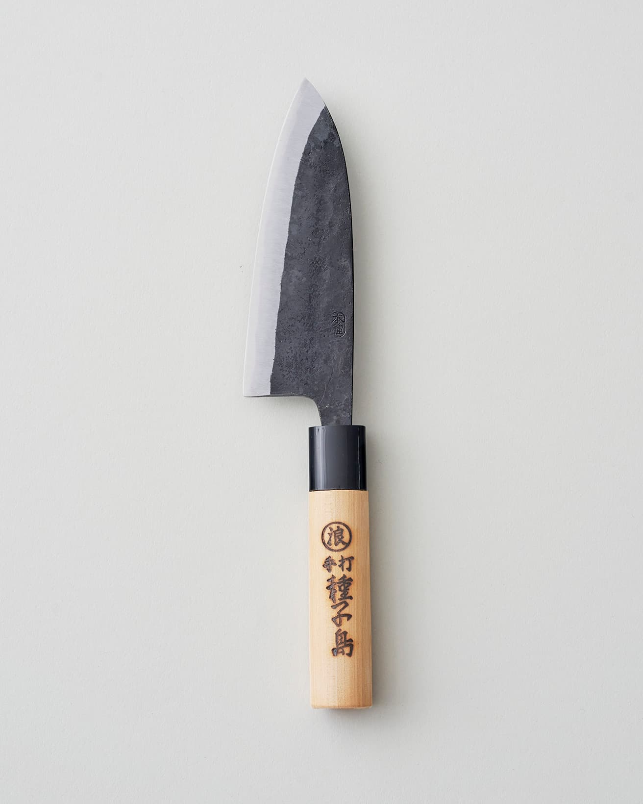 その切れ味と美しさから、鹿児島県指定伝統工芸品にもなった「種子島包丁」。職人が手作りする本格派だが、軽めで持ちやすく最初の一本にもおすすめ。《種子島本種　出刃 両刃黒打》中・桜柄 刃渡り15cm 9,900円。●池浪刃物製作所 TEL 0997 22 0513