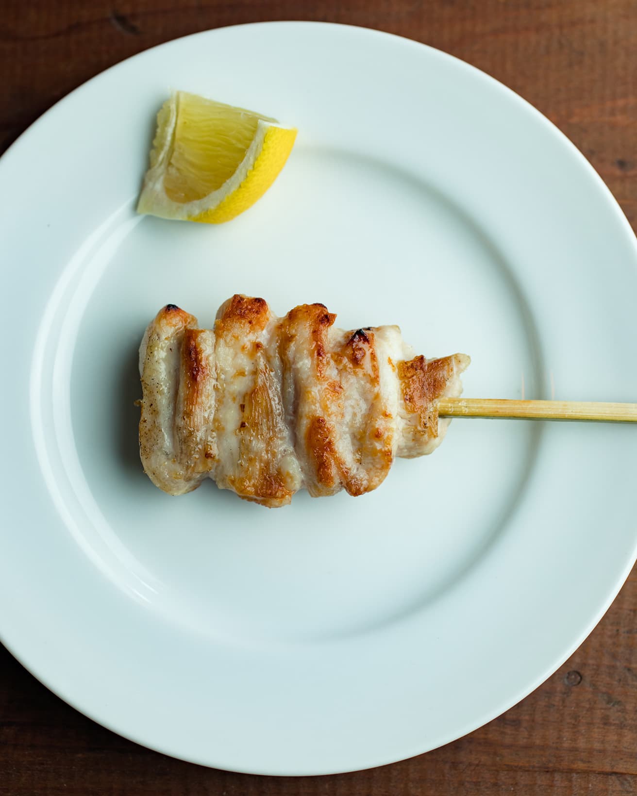 「かしわ」300円は塩で。甘い脂にキュッと搾ったレモンが合う。