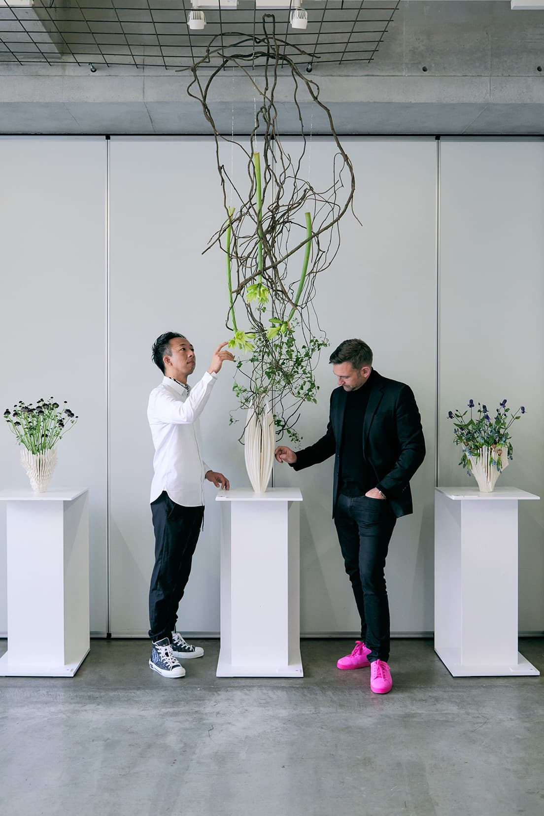 フラワーアーティストのニコライ・バーグマン（右）と、陶芸家・建築家の奈良祐希（左）。