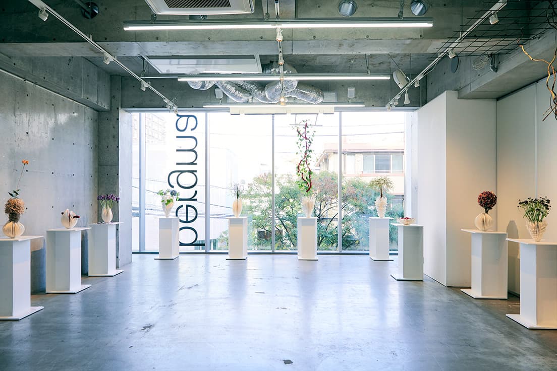 展示風景。空間を囲むように作品が広がる。