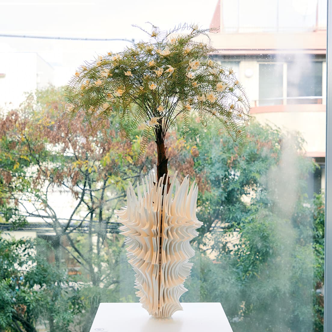 《Bone Flower 38'21》のフラワーアート。花と器の類似性が感じられるのも、注目のポイントの1つ。