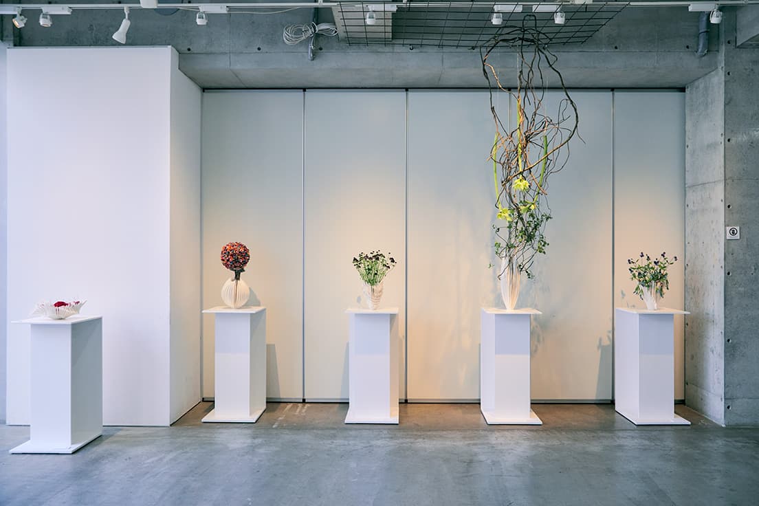 天井まで届くほどのスケールの作品も展示。隣り合う作品との対比も面白い。