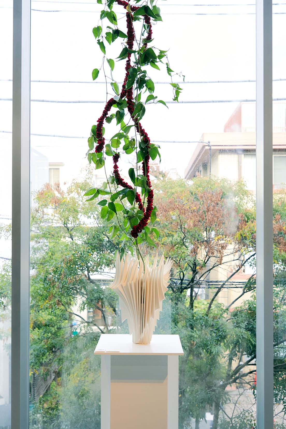 《Bone Flower 36'21》のフラワーアート。花が上に高く伸びる姿が目を奪う。