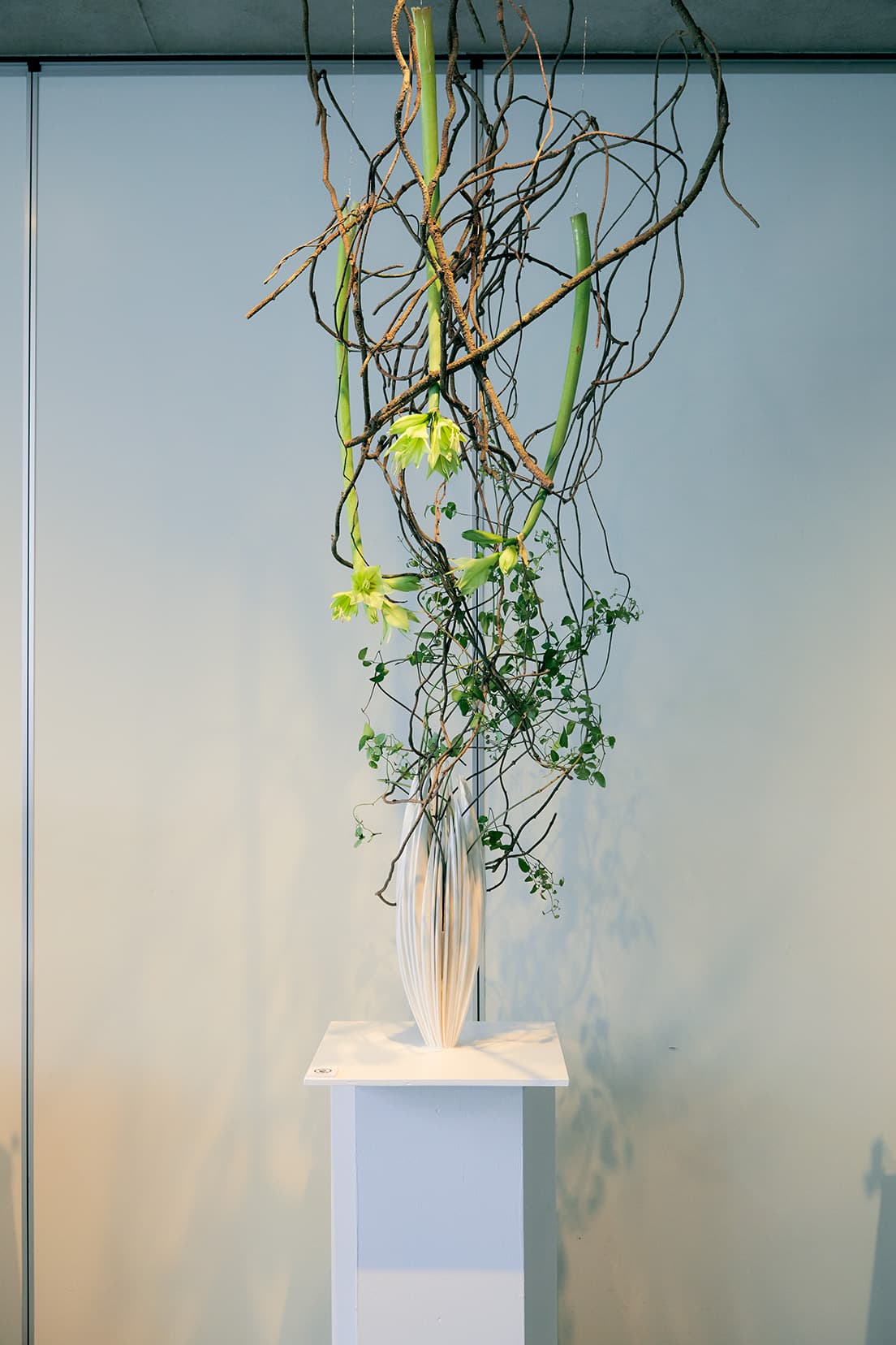 《Bone Flower 40'21》のフラワーアート。器に絡みつくように活けられた作品。