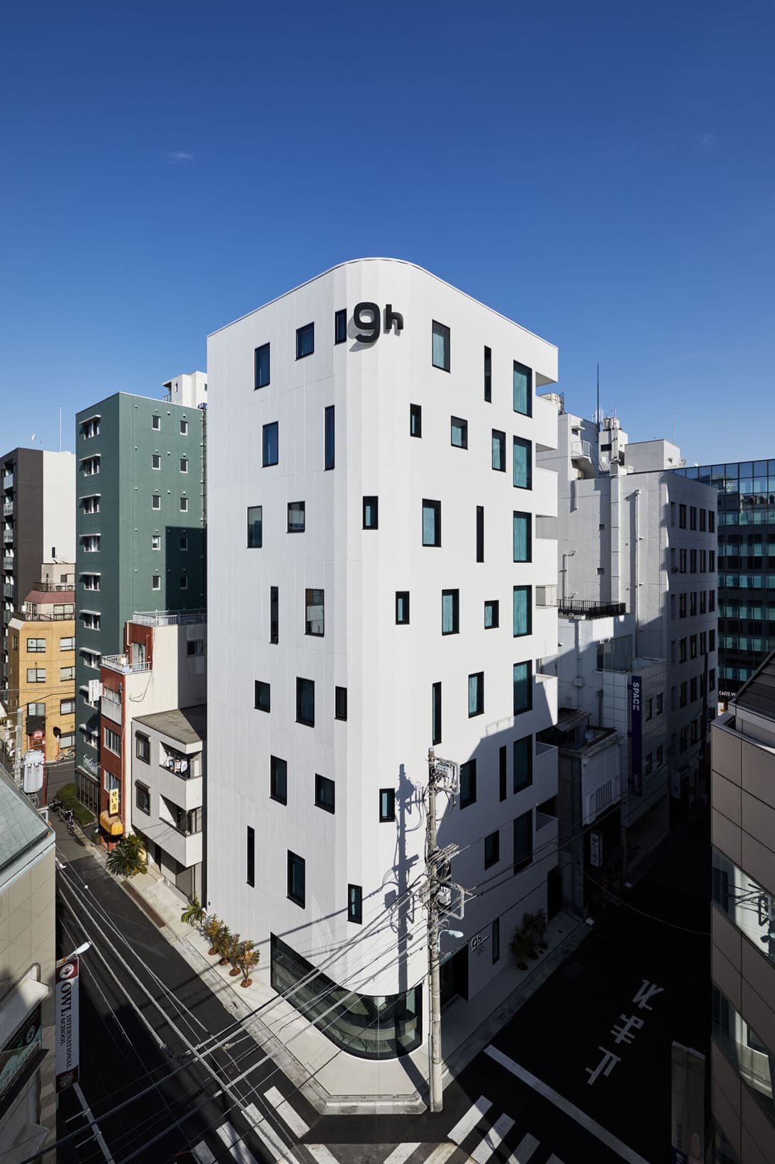 大小さまざまな窓がランダムに穿たれた〈ナインアワーズ人形町〉の外観。建築設計は、現代建築研究所が手がけた。

