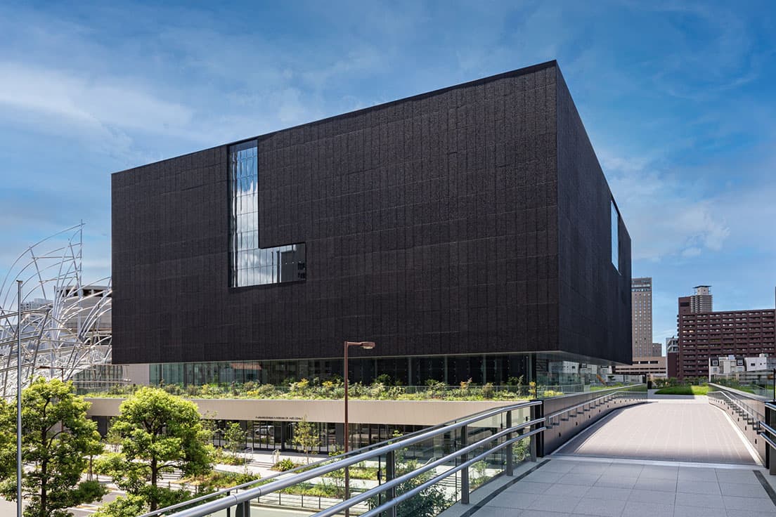 〈大阪中之島美術館〉外観。