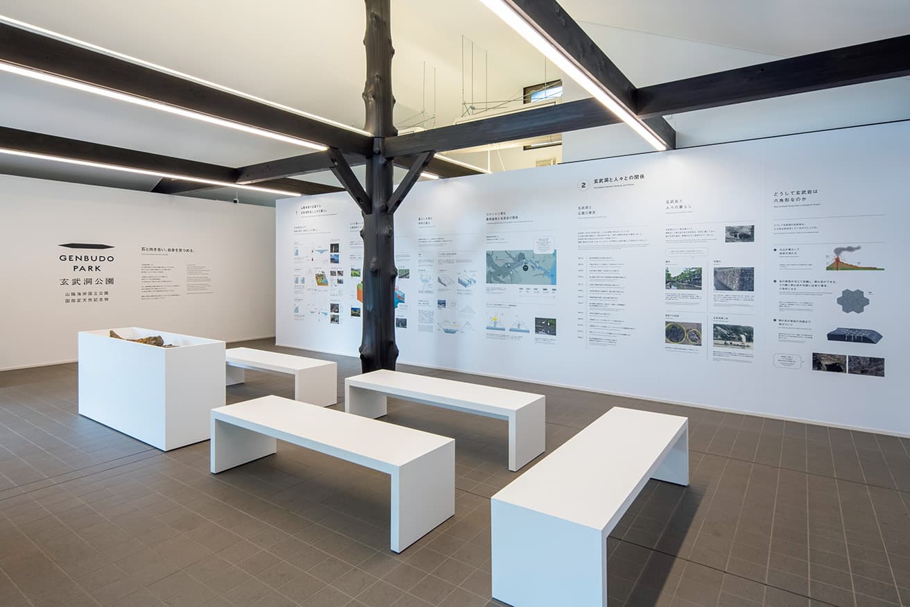  公園内にある休憩棟の展示パネルはBOOTLEGがデザイン。