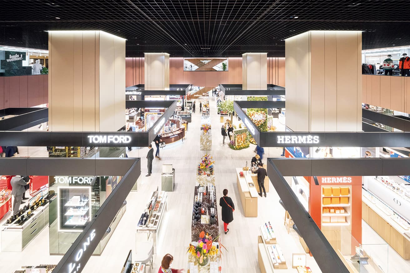 1階は洗練されたコスメと高級ブランド店のフロア。