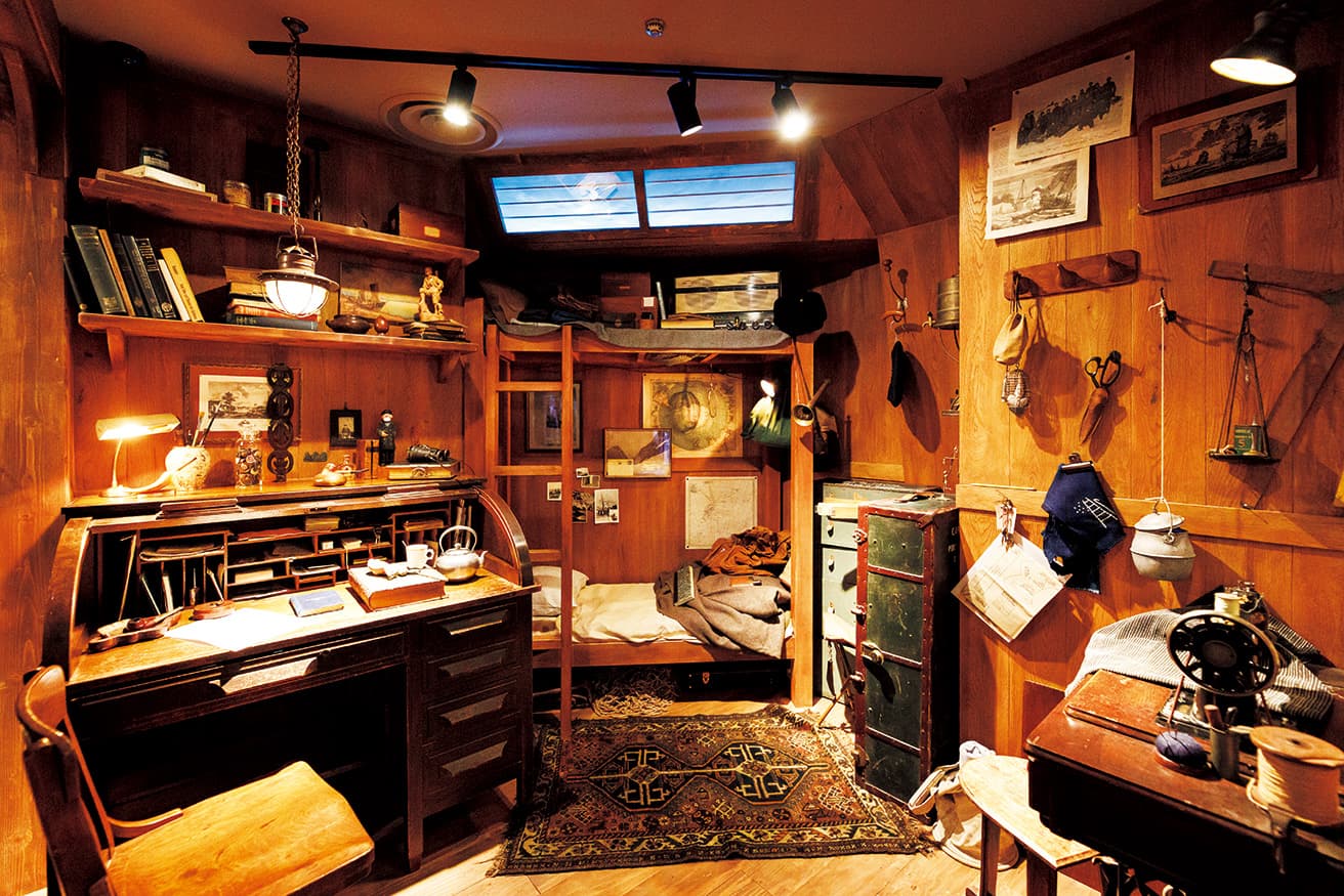 店内には古いフランス映画やアンティークの写真でイメージした「KATSU’s ROOM」が。ヴィンテージのラジオや船旅用の衣装ケースなどの逸品が揃う。ベッド上の天窓からは照明で時間経過する空が見える。