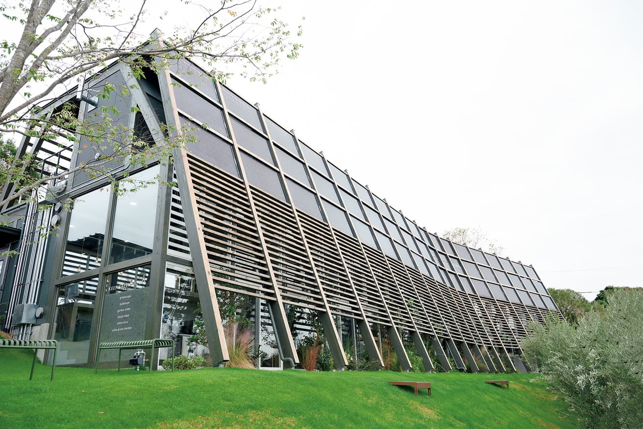 南側から見た建物外観。ソーラーパネルを外壁に。