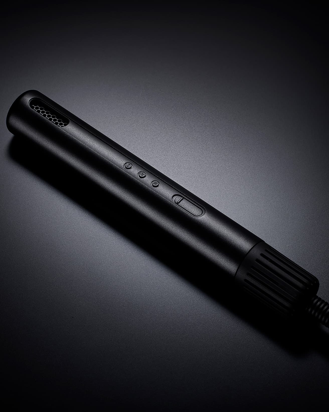 〈カドー〉と〈fragment〉のコラボレーションモデル《BLACK BATON》。