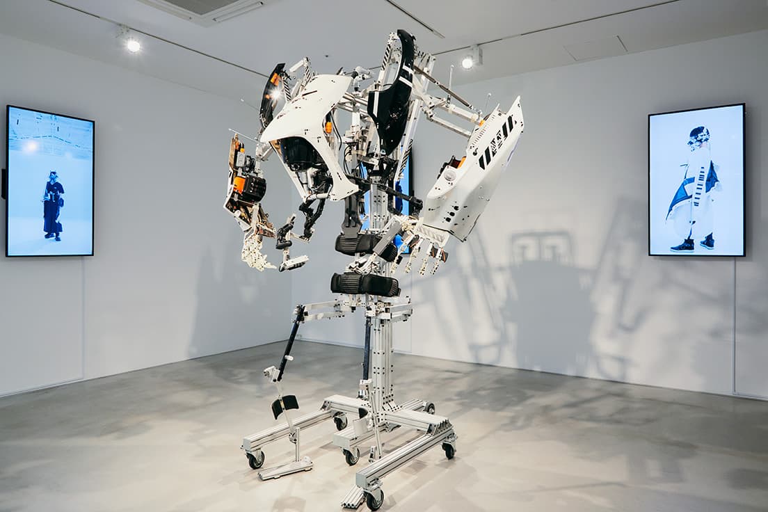 作曲家ガブリエル・フォーレの『レクイエム』が流れる《MPS-15sk:［MULTI］》の展示室。３つのモニターには、池内の作品を実際にモデルが身につけた写真が映し出されている。
