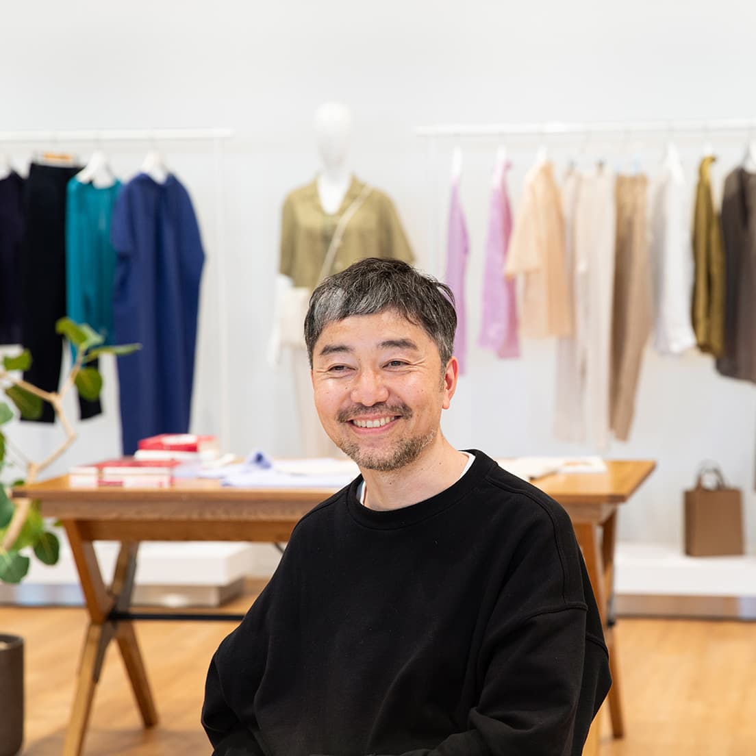 今回、〈UT〉と〈ルーブル美術館〉とのコラボレーションアイテムを手がけた長場。〈UT〉では以前に、スヌーピーでお馴染みの『ピーナッツ』とのコラボTシャツを手がけ、好評を博した。