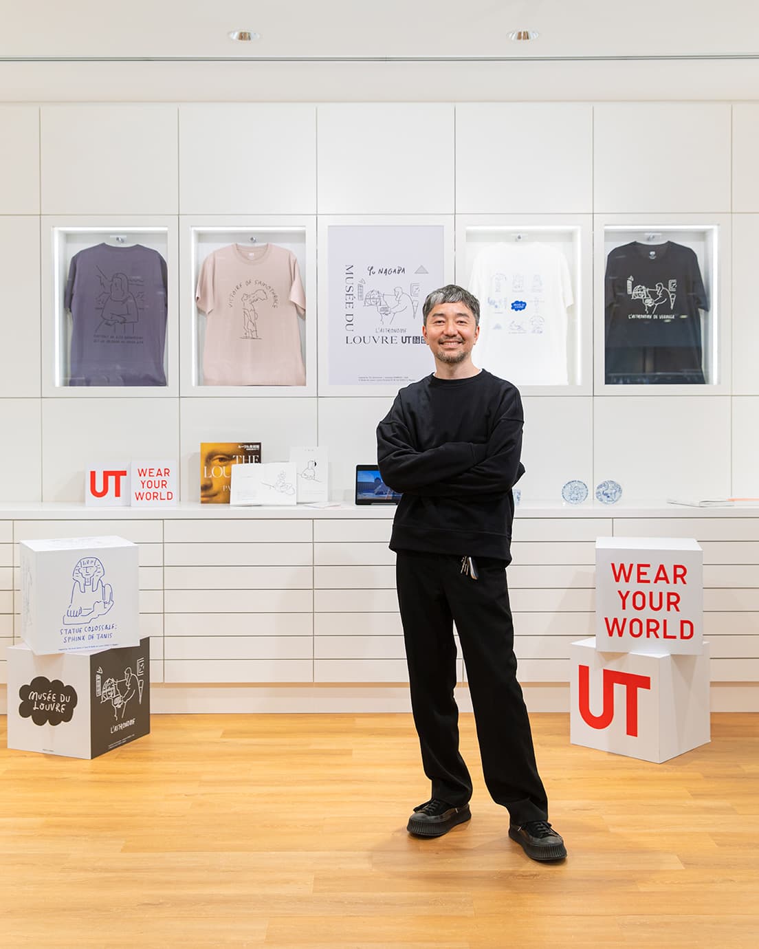 自身が手がけたTシャツを前に、「〈ルーブル美術館〉と一緒に仕事ができることが純粋に嬉しい」と語る長場雄。