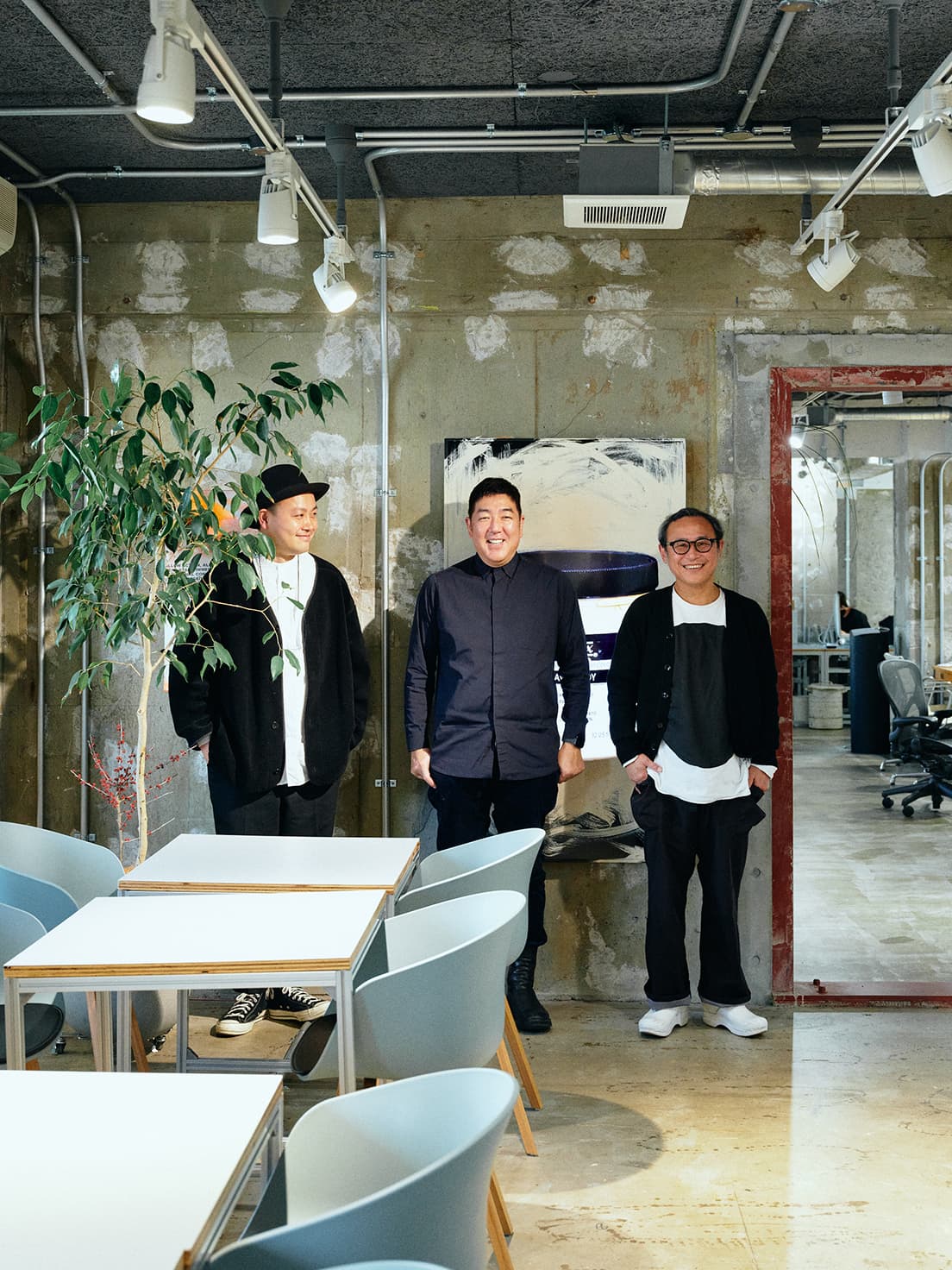 インタビューは〈KADOWSAN〉の考え方を実現した〈PARTY〉のオフィスで行われた。左から齊藤太一、伊藤直樹、遠山正道。伊藤は空間を作り込まずに、可動産の要素を用いてオフィスを作りたいと考えていた。