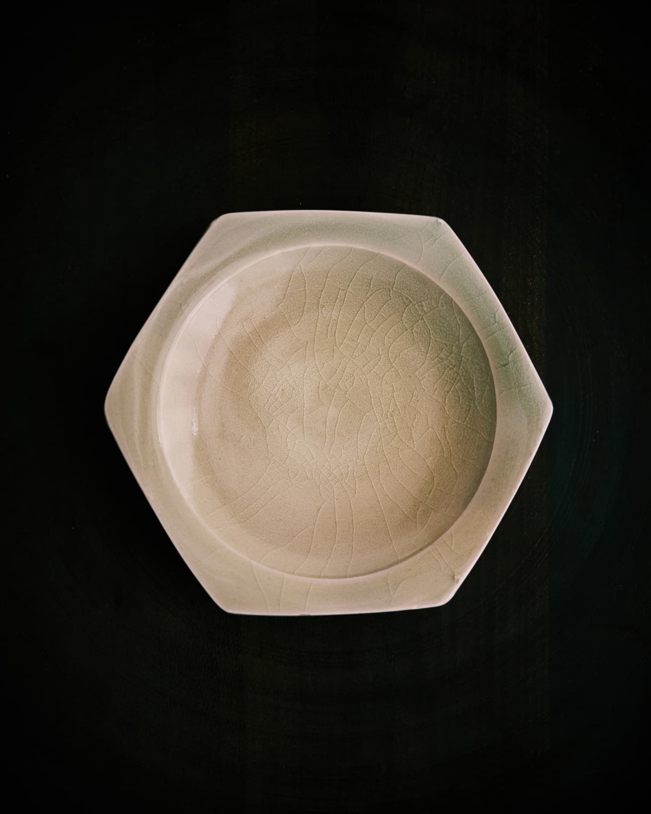 唐津で作陶する器作家、中里花子さん。以前先輩から中里さんの器をいただき、その後、自分でも少しずつ集めるようになりました。どの器もフォルムが美しく、和や洋、ジャンル問わず様々な料理を盛ることができるので日々愛用しています。