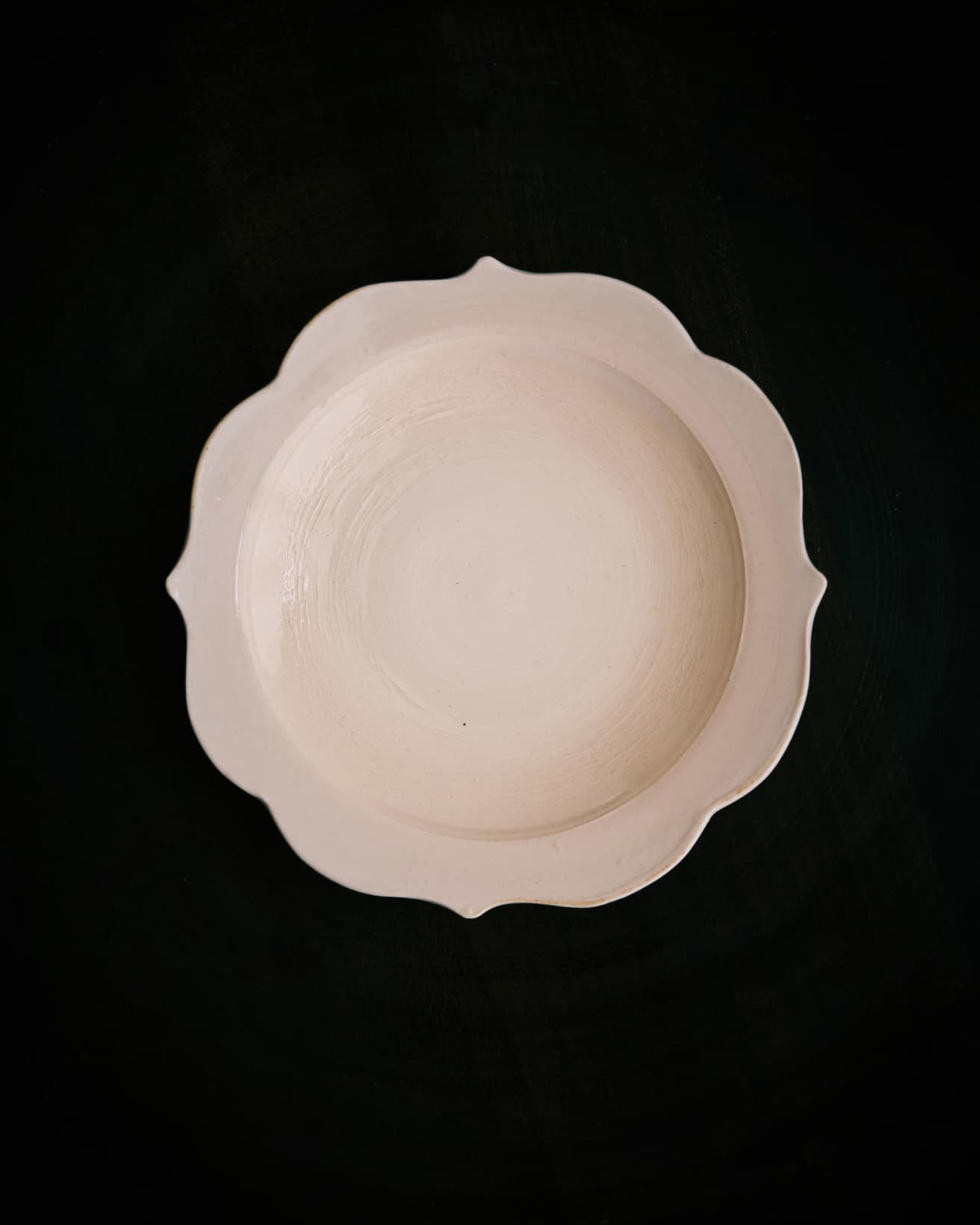 唐津で作陶する器作家、中里花子さん。以前先輩から中里さんの器をいただき、その後、自分でも少しずつ集めるようになりました。どの器もフォルムが美しく、和や洋、ジャンル問わず様々な料理を盛ることができるので日々愛用しています。