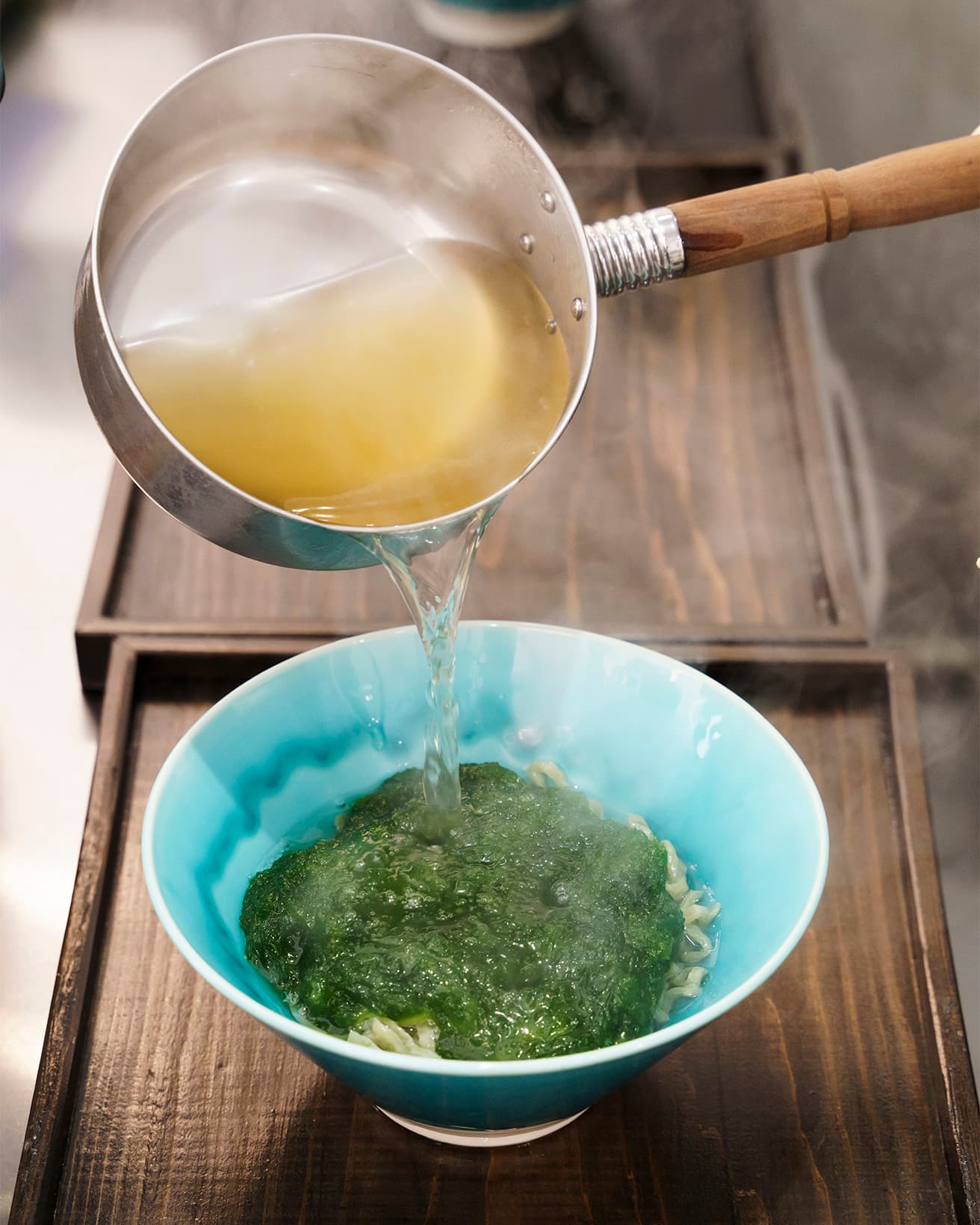 飲み干すファンも多いこだわりのそば出汁。沖縄そばの伝統に習った「豚と鰹の合わせ出汁」を基本に、豚骨をじっくり弱火で8時間煮込み、一晩寝かせて旨みを抽出した豚骨スープと鰹の１番出汁を合わせる。