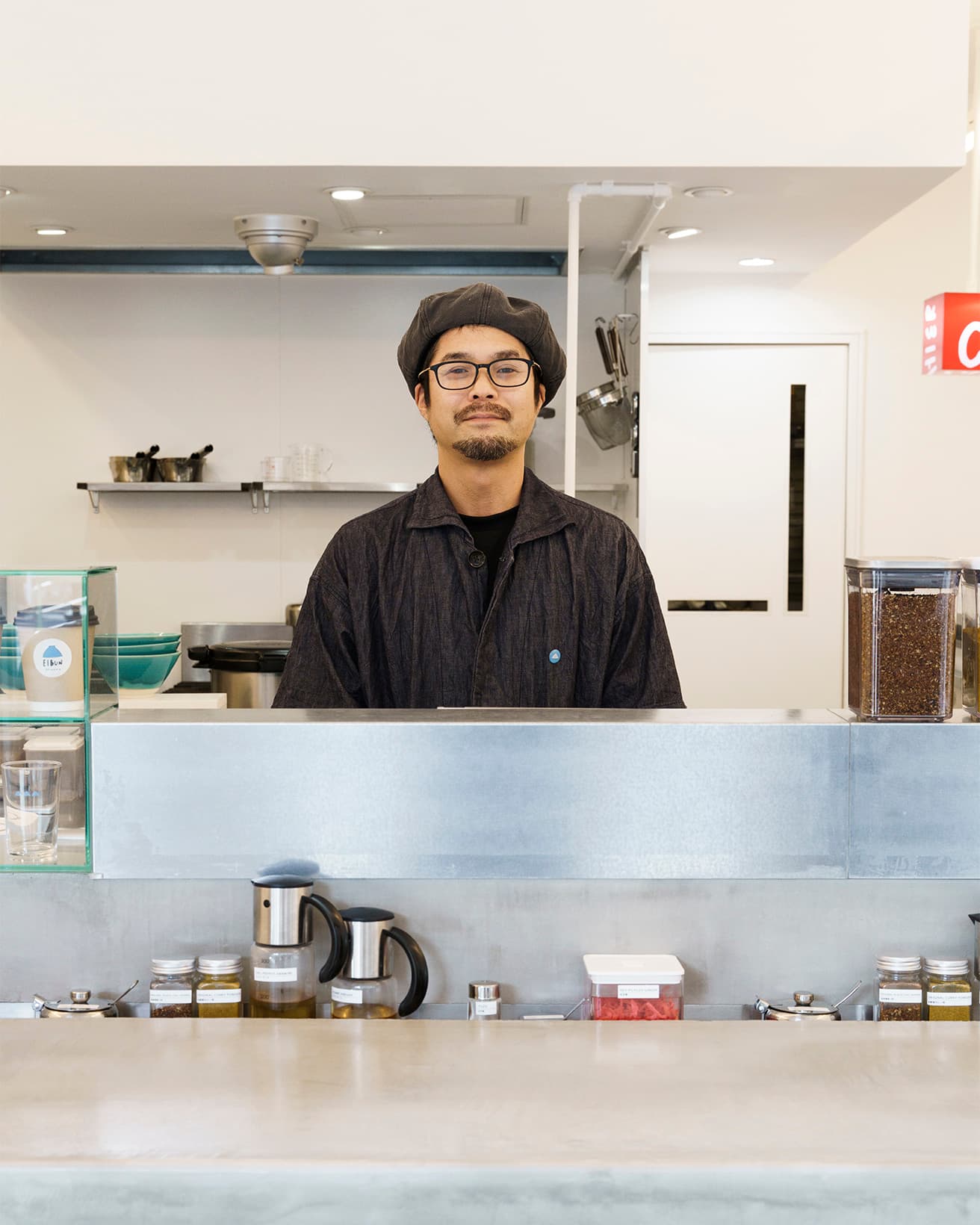 店主の中村栄文さん。岩手県出身、東京のフレンチレストランでの修行を経て、一時はアパレル業界に身をおいたことも。沖縄そばとの出合いは、海外の赴任先から3.11を機に帰郷した岩手で。人生ってどこで何が起こるか分からない。