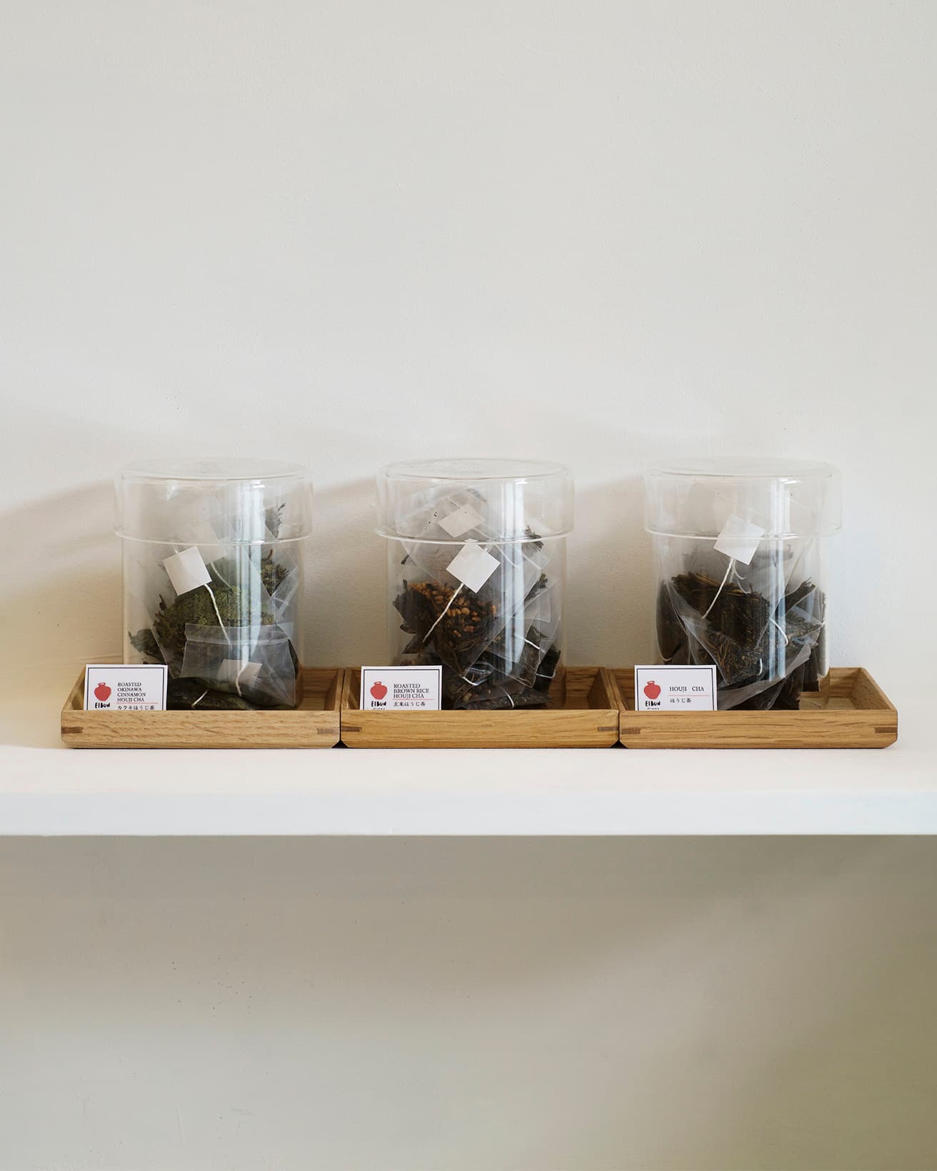 お茶屋の経験もある栄文さんが自ら焙煎するほうじ茶が、店内ではフリーフローで味わえるのも嬉しい。県産茶葉と静岡の製茶問屋〈和田長治商店〉で製茶された茶葉をブレンドし、高温焙煎で香り豊かに仕上げたほうじ茶は、玄米、カラキ、和ハッカの3種。