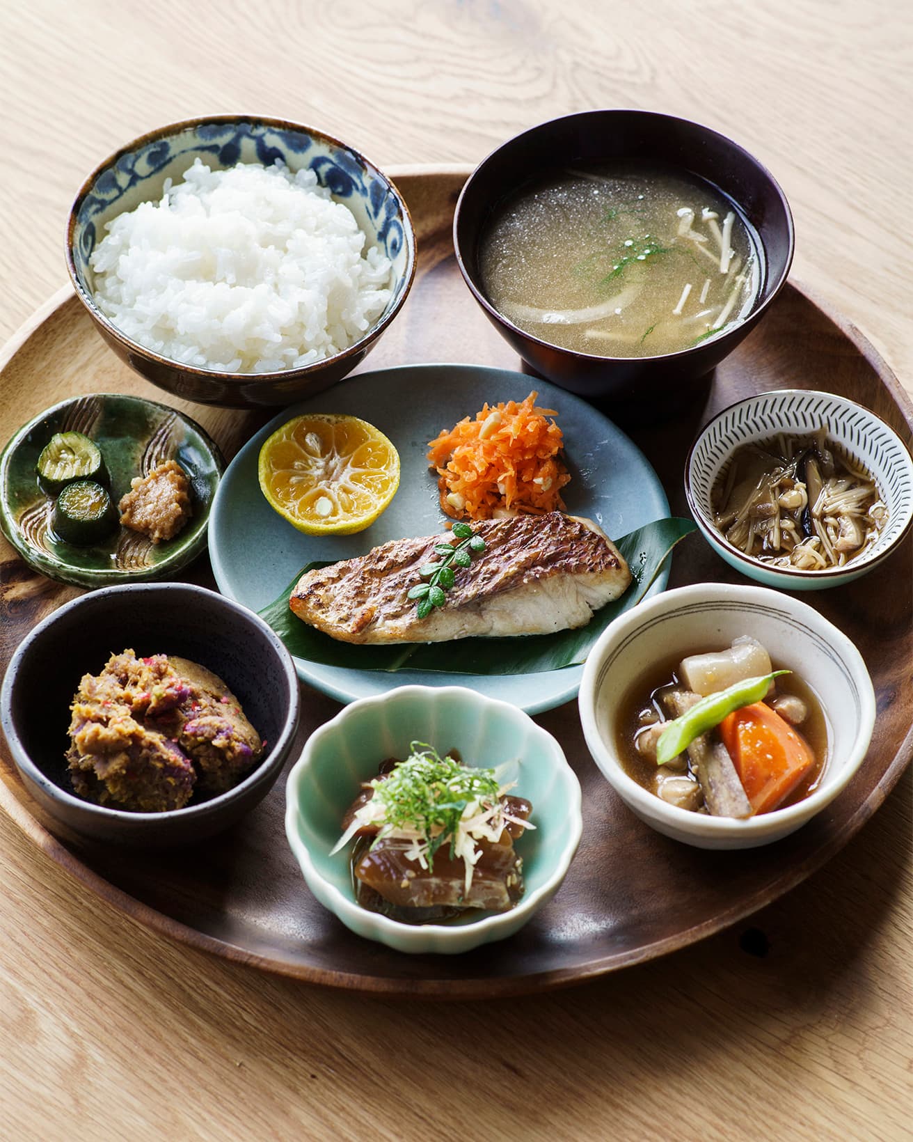 「おばんざい定食」1,800円。沖縄北部産の肉か魚をメインに、おばんざい3品、ご飯、香の物、汁物。