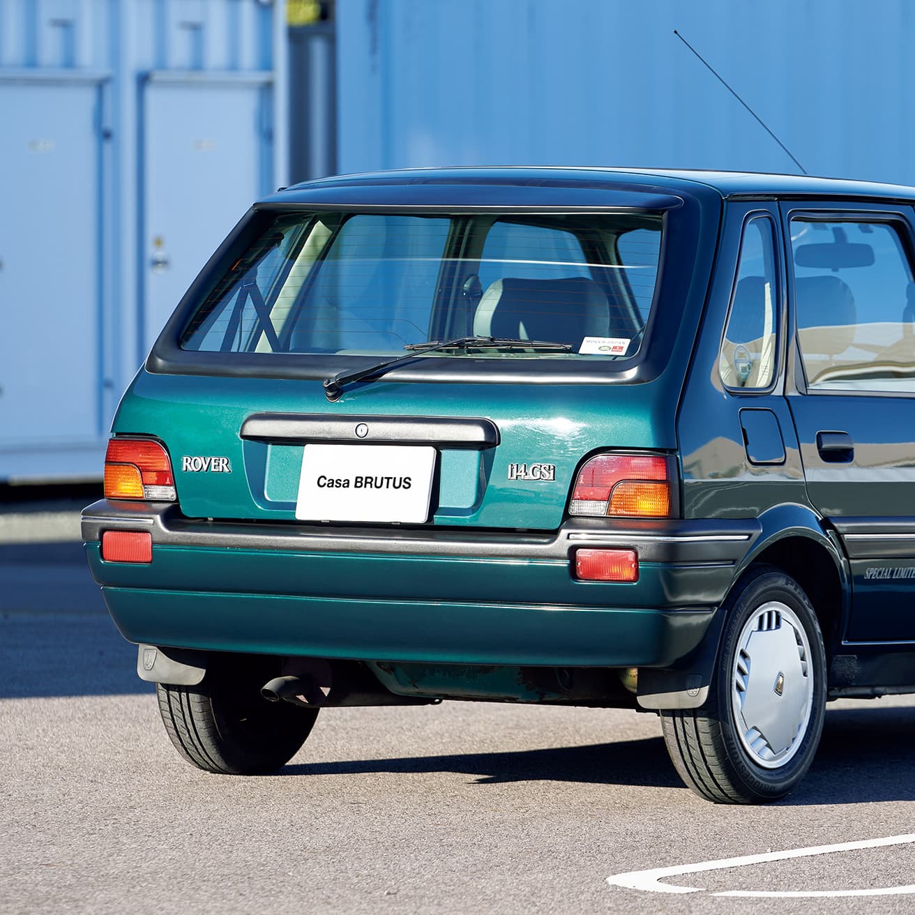 前後の灯火類は小ぶりで奥ゆかしい。形状も反復している。