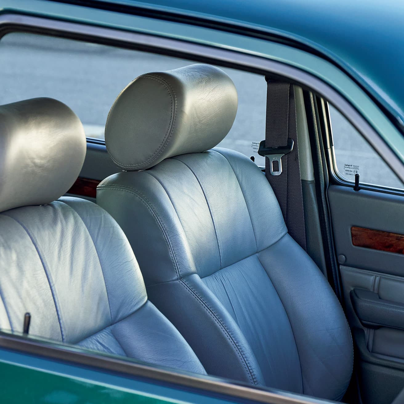 小型車にも厚みがある本革シートを与えるのが英国流。