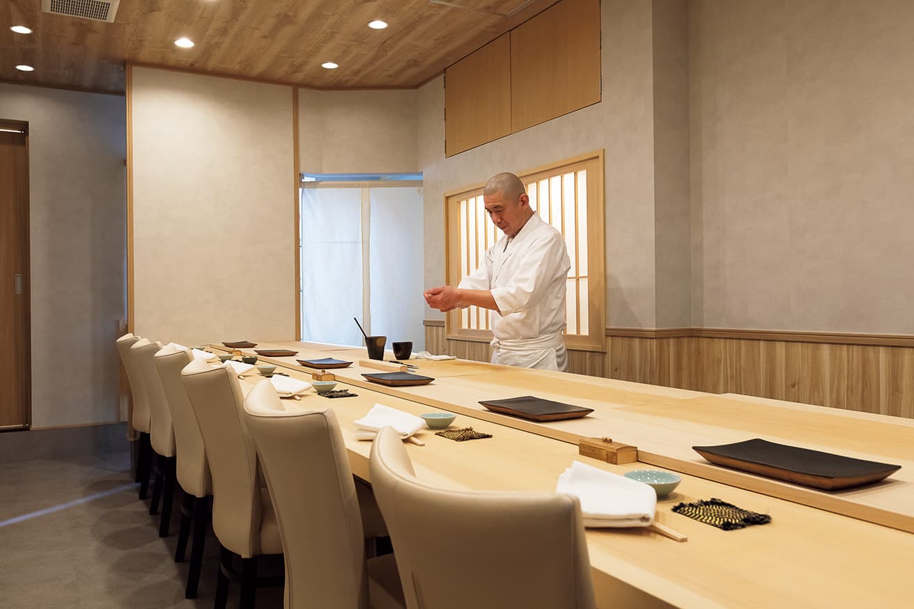 オープンは今年の1月10日。福本さんが “日本産しばり” でセレクトした入手困難なワインやウイスキーなども提供。無駄な装飾を省いた空間で、江戸前の技をゆっくりと堪能したい。